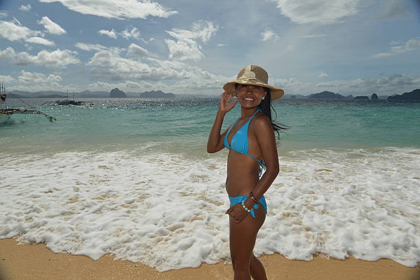 foto de moda de uma philippina na praia exótica - filipino ethnicity women philippines palawan - fotografias e filmes do acervo