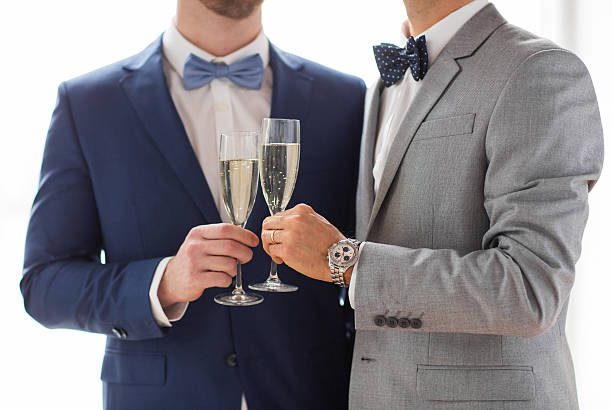 男性のクローズアップのゲイのシャンパングラス��とカップル - homosexual wedding married engagement ストックフォトと画像