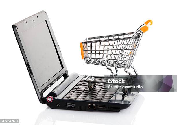 Online Shopping Cesta De Compras Con El Portátil En La White Shopp Foto de stock y más banco de imágenes de Actividad comercial