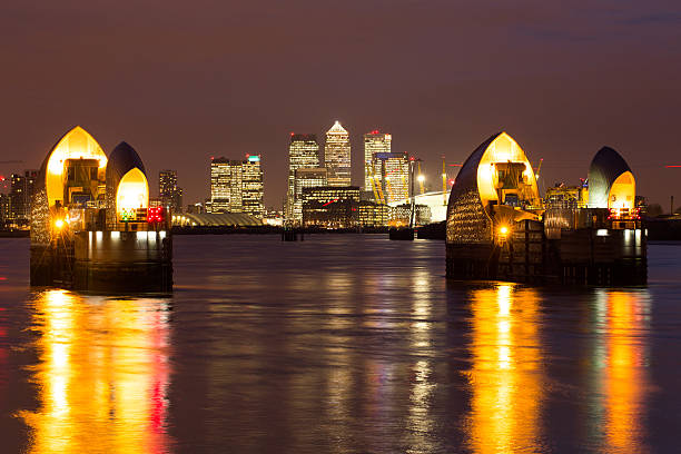 barrière de la tamise à londres dans la nuit - thames flood barrier photos et images de collection