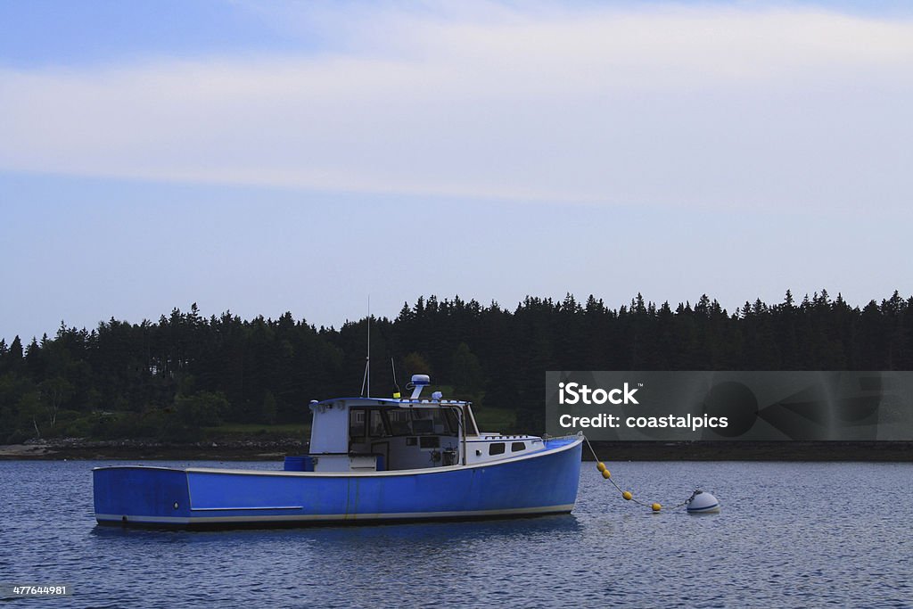 Blue Homar Boat zacumowane w Maine Harbor - Zbiór zdjęć royalty-free (Boja)