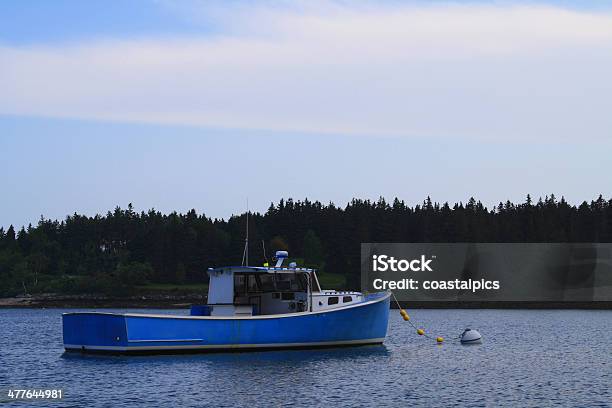 Blue Homar Boat Zacumowane W Maine Harbor - zdjęcia stockowe i więcej obrazów Boja - Boja, Brzeg wody, Dzielnica nadbrzeżna