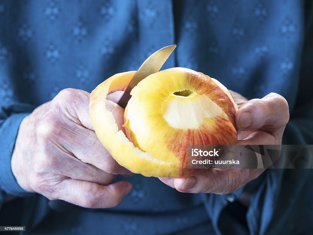 Ältere Hände Schälen eines apple - Lizenzfrei Schälen - Essen zubereiten Stock-Foto