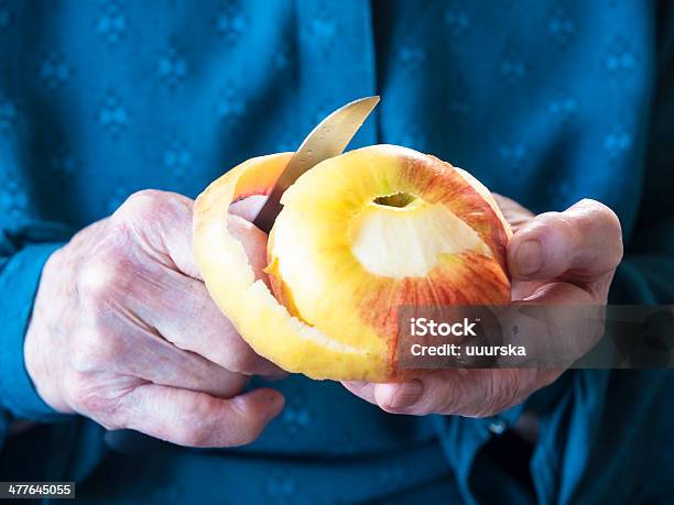 Ältere Hände Schälen Eines Apple Stockfoto und mehr Bilder von Schälen - Essen zubereiten - Schälen - Essen zubereiten, Gelenkrheumatismus, Alterungsprozess