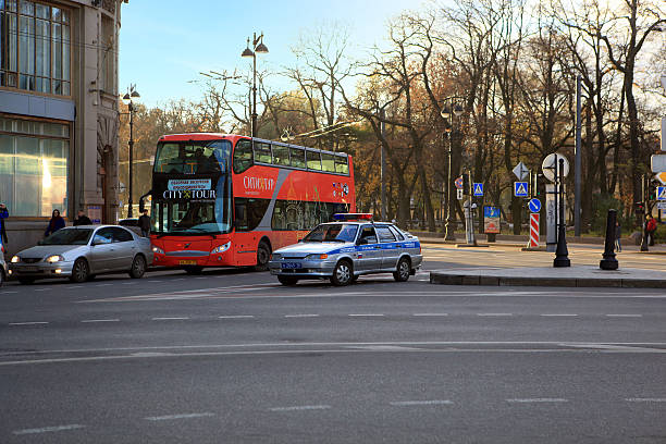 autocarro turístico e carro de polícia na rua de são petersburgo - ônibus de dois andares imagens e fotografias de stock