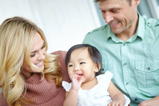 ela é capturada de seu coração - sucking asian ethnicity baby mother - fotografias e filmes do acervo