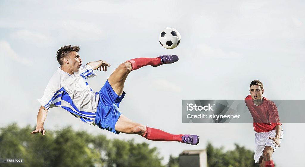 Fußball Spieler treten den ball. - Lizenzfrei Europäischer Abstammung Stock-Foto