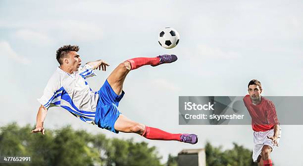 Fußball Spieler Treten Den Ball Stockfoto und mehr Bilder von Europäischer Abstammung - Europäischer Abstammung, Fußball, Fußball-Spielball
