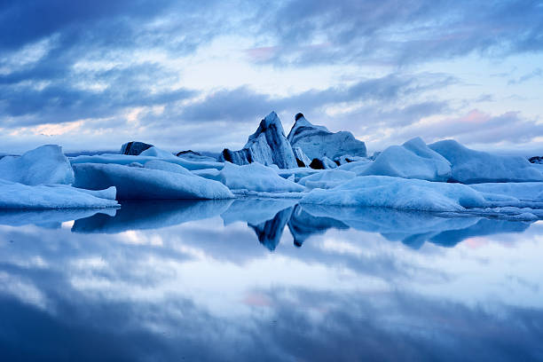 ブルーの夕暮れの風景ヨークルサルロンスイミングラグーン、アイスランド - 氷河 ストックフォトと画像