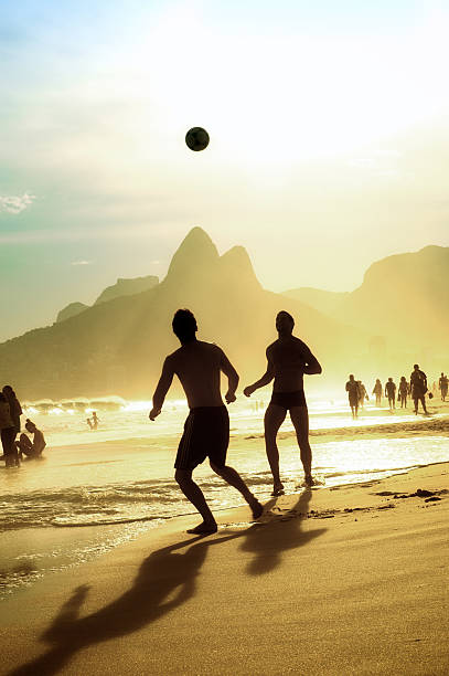 pessoas jogando futebol brasileiro de futebol de praia de ipanema rio de janeiro brasil - beach football imagens e fotografias de stock