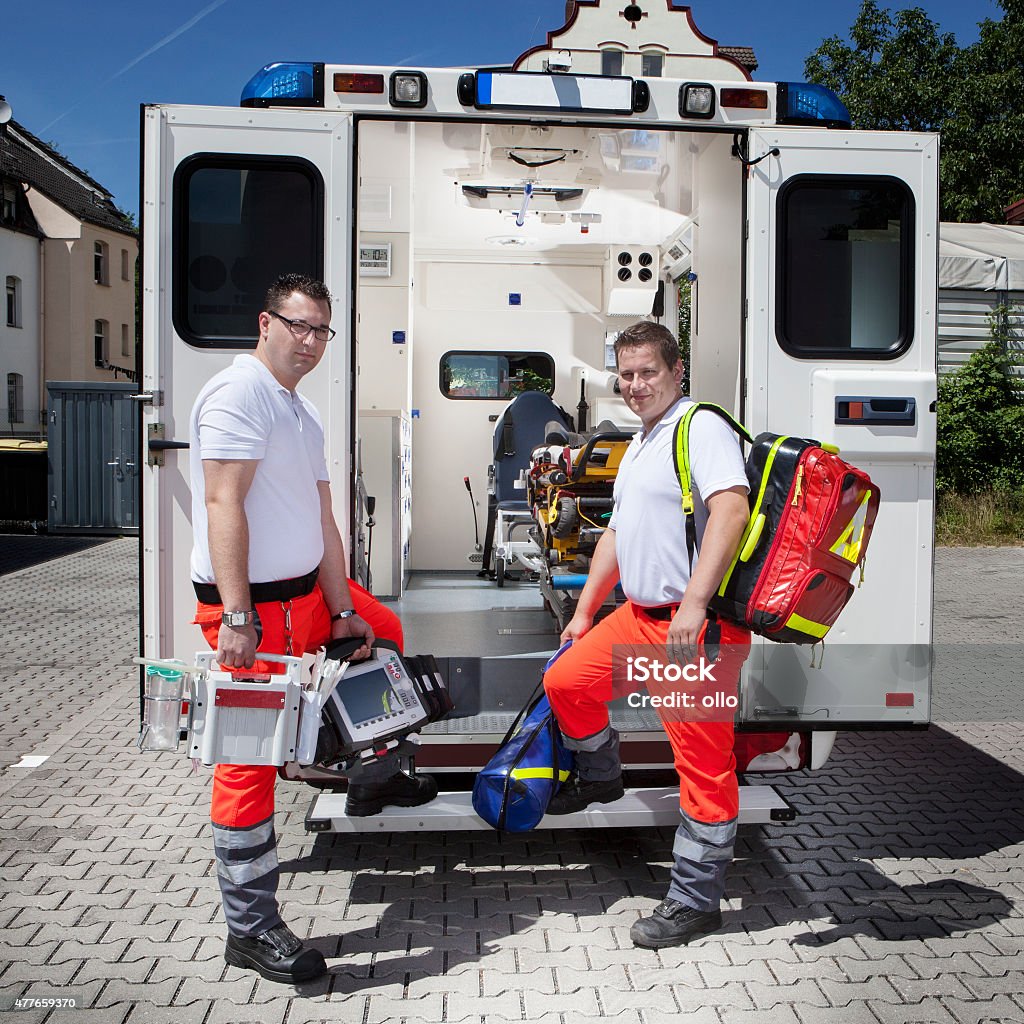 Paramedics ambulancia equipos médicos de emergencia - Foto de stock de Técnico en urgencias médicas libre de derechos