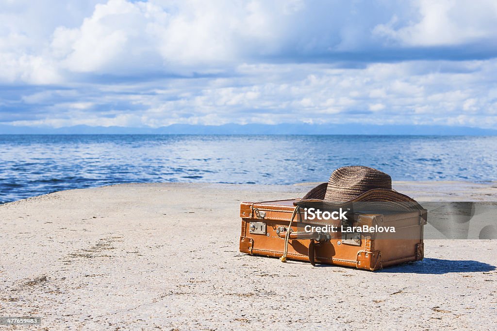 Maleta y sombrero de paja - Foto de stock de Accesorio personal libre de derechos