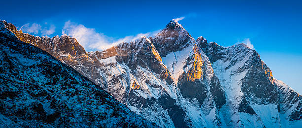 jet stream wolken bei sonnenaufgang berg nuptse berg lhotse 8.000 m -gipfel himalajagebirge - serac stock-fotos und bilder