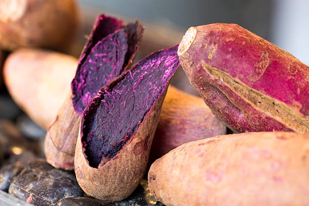 púrpura batatas de okinawa - patata peruana fotografías e imágenes de stock