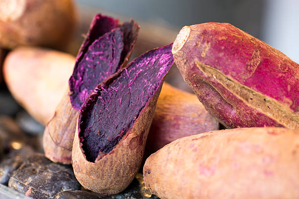 roxo batata doce de okinawa - peruvian potato - fotografias e filmes do acervo