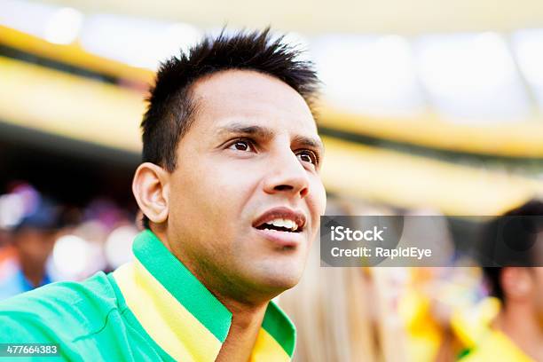 Zmartwiony Brazilian Soccer Supporter Nieszczęśliwy W Jego Zespół Wyników - zdjęcia stockowe i więcej obrazów Fan