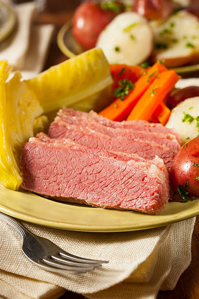 casalinga con carne di manzo e cavolo - dinner corned beef irish culture st patricks day foto e immagini stock