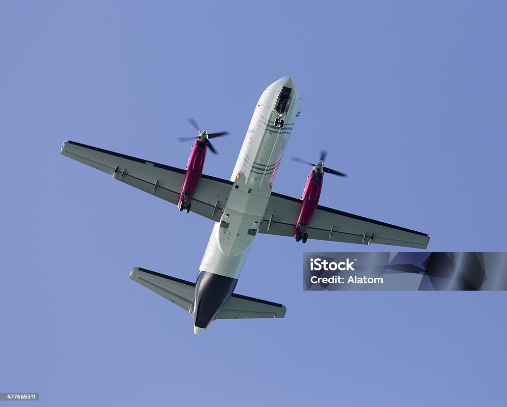 Samolot śmigłowy z poniżej - Zbiór zdjęć royalty-free (Bezpośrednio poniżej)