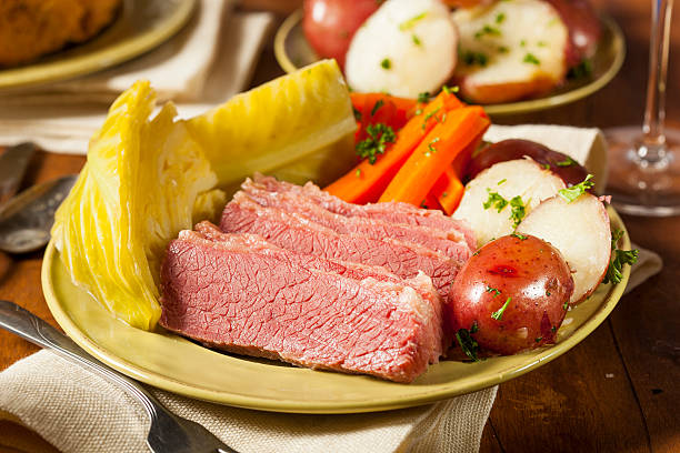 casalinga con carne di manzo e cavolo - dinner corned beef irish culture st patricks day foto e immagini stock