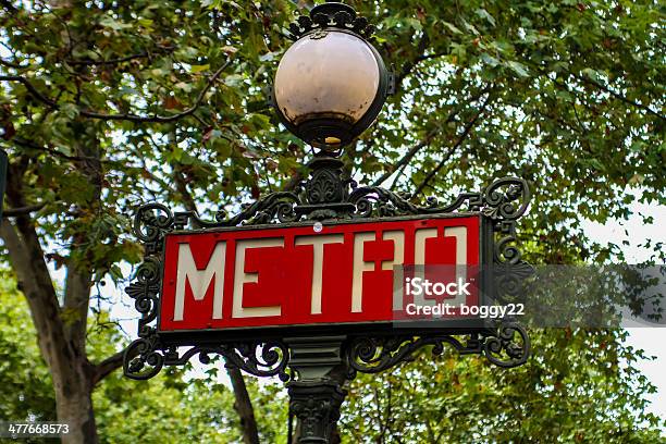 Znak Paryskiego Metra - zdjęcia stockowe i więcej obrazów Brama - Brama, Czarny kolor, Dworzec