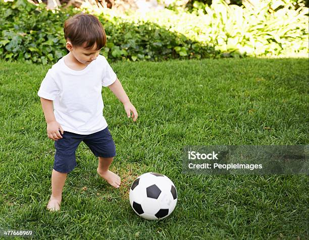 Ich Muss Sich Auf Den Ball Bei Allen Zeiten Stockfoto und mehr Bilder von Rasen - Rasen, 4-5 Jahre, Aktiver Lebensstil