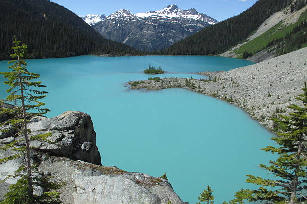 istock Beautiful Canadian Lake 477670234
