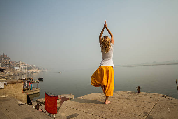 젊은 여자 운동 요가 - varanasi indian culture nautical vessel ganges river 뉴스 사진 이미지