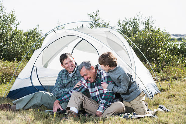 três gerações de acampamento - camping tent offspring 60s imagens e fotografias de stock