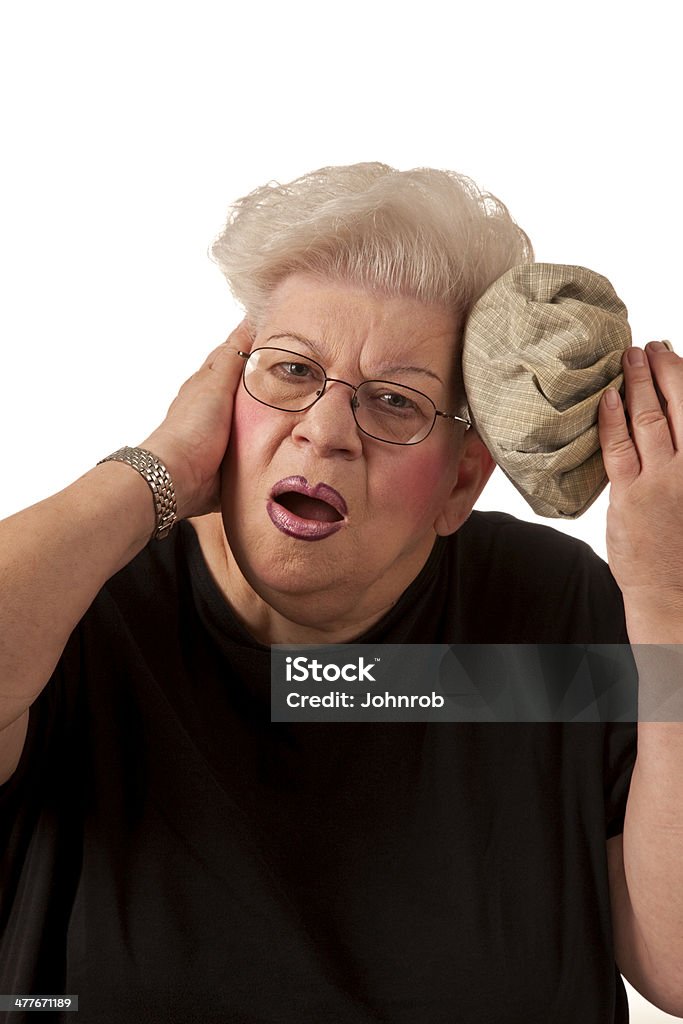 Plus de poids femme senior avec un Mal de tête à tête, Sac de glace - Photo de Adulte libre de droits