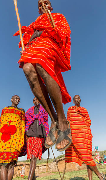 african masai ludzie są upozowując-taniec - masai africa dancing african culture zdjęcia i obrazy z banku zdjęć