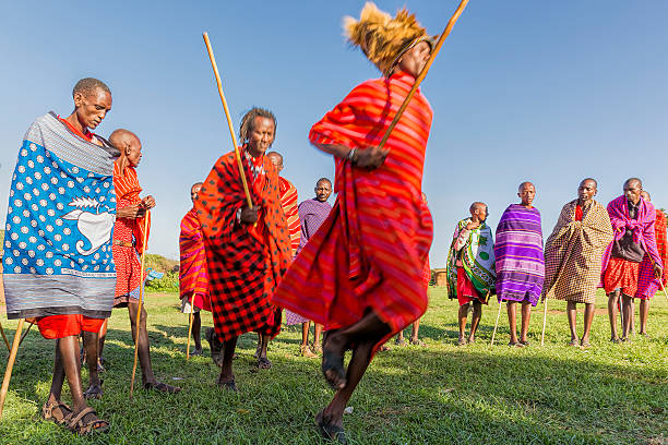 african masai ludzie są upozowując-taniec - masai africa dancing african culture zdjęcia i obrazy z banku zdjęć