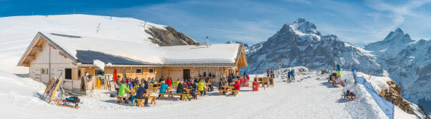 skiers relajante en la montaña en el restaurante el chalet en alpes suiza - apres ski ski snow mountain fotografías e imágenes de stock