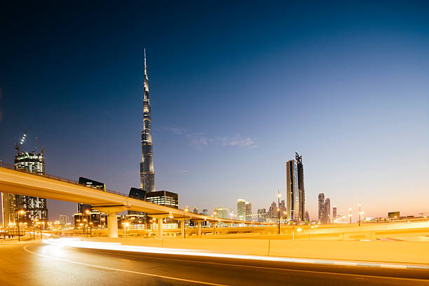 rua à noite, auto-estrada, raios de luz, arranha-céus, dubai - clear sky sky multiple lane highway street - fotografias e filmes do acervo