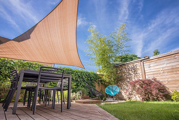 casa moderna terraza en verano y cuenta con mesa y sombra navegar - toldo estructura de edificio fotografías e imágenes de stock