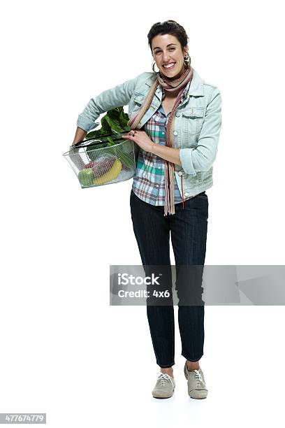 陽気な野菜のバスケットを持つ女性 - 1人のストックフォトや画像を多数ご用意 - 1人, 20代, イヤリング