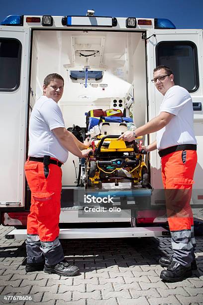 Paramedics Ambulancia Extensor De Emergencia Equipos Médicos Foto de stock y más banco de imágenes de Alemania