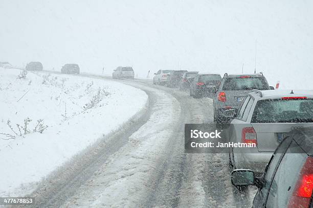 Korek Uliczny W Obfitym Śniegu Na Droga W Górach - zdjęcia stockowe i więcej obrazów Korek uliczny - Korek uliczny, Wiejska droga, Śnieg