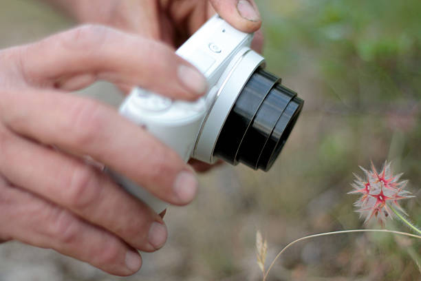 primo piano delle mani con una macchina fotografica - fotocamera compatta foto e immagini stock