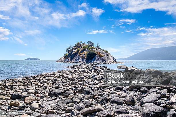 Whytecliff Isla Cerca De Las Cataratas Del Lado Canadiense Del Lado De La Bahía Al Oeste De Vancouver Foto de stock y más banco de imágenes de Acantilado