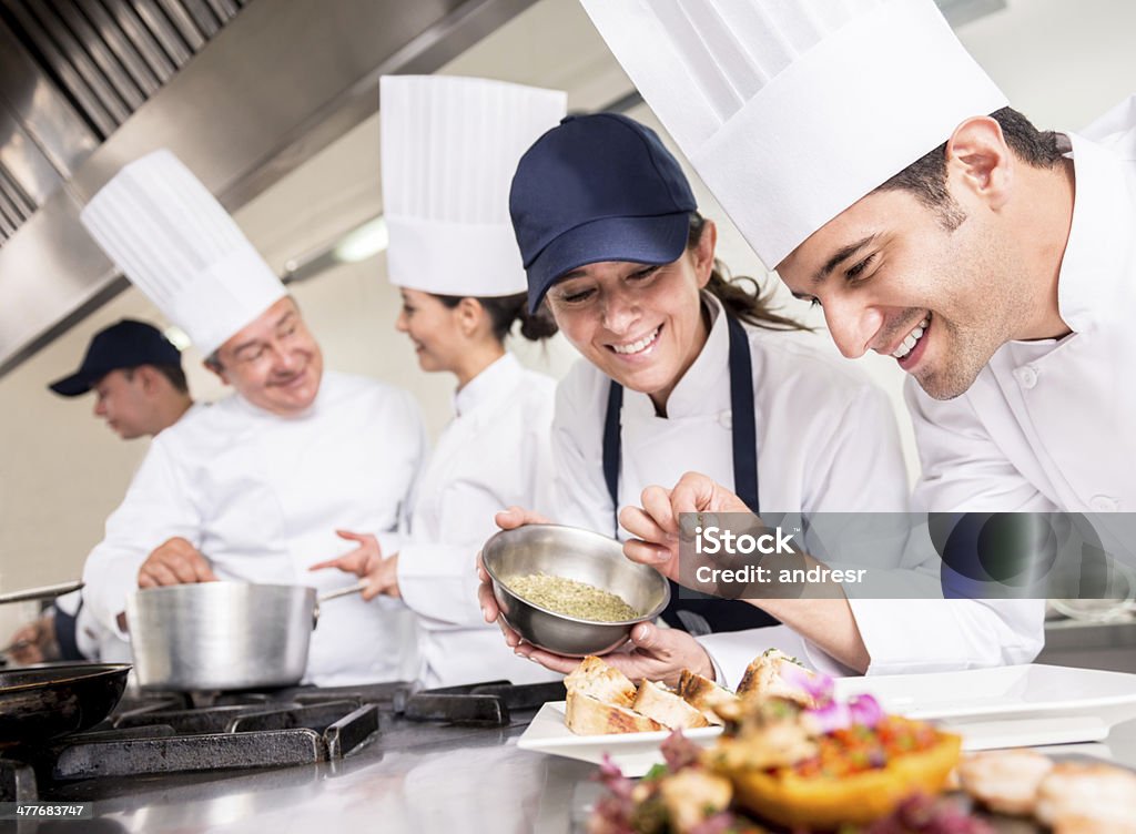 Gruppe der Köche kochen - Lizenzfrei Kochberuf Stock-Foto