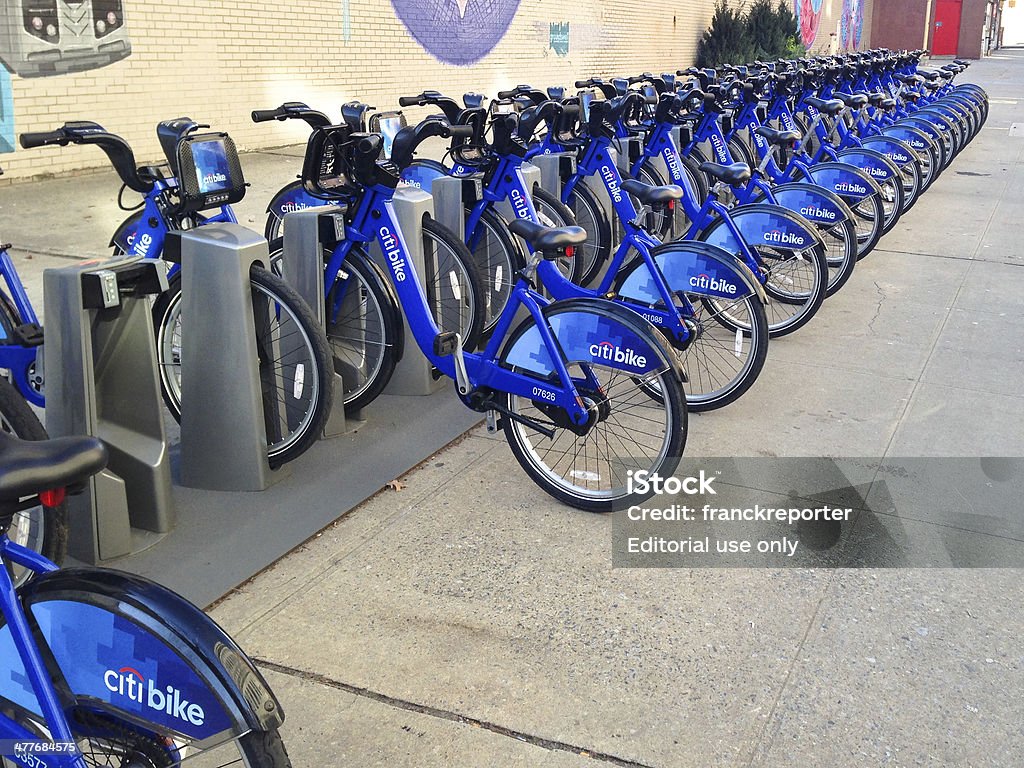 City bank biciclette a noleggio - Foto stock royalty-free di Abbracciare gli alberi