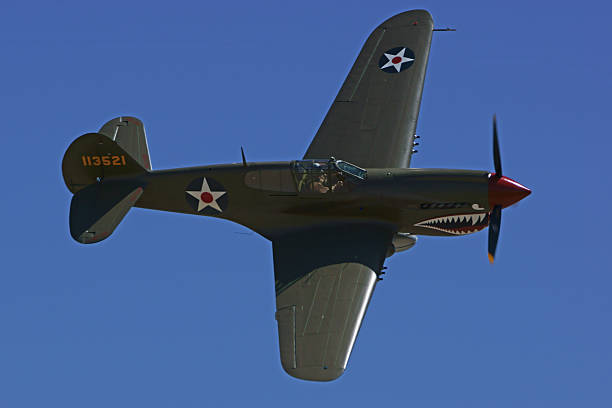 p - 40 vintage zweiten weltkrieg flugzeug fliegen bei air show - kittyhawk stock-fotos und bilder