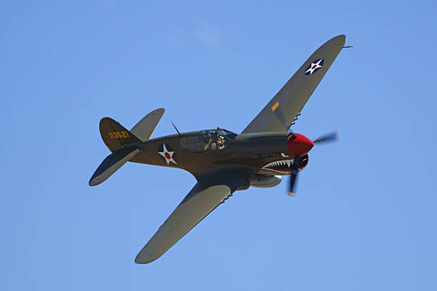 p - 40 zweiten weltkrieg flugzeug fliegen bei air show - kittyhawk stock-fotos und bilder