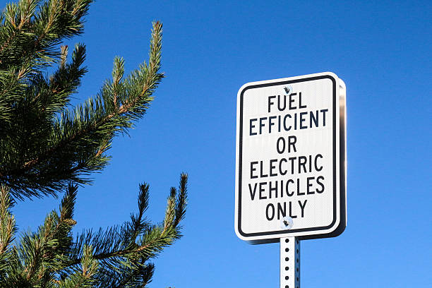 placa de estacionamento para veículos eléctricos economiza combustível ou apenas - fuel efficiency imagens e fotografias de stock