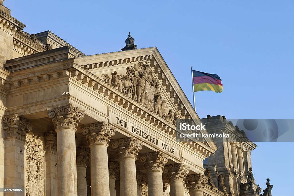 Reichstagu i niemiecką banderą, Berlin - Zbiór zdjęć royalty-free (Reichstag)