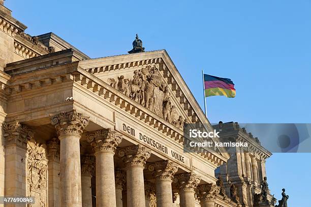 Berlim Reichstag E A Bandeira Da Alemanha - Fotografias de stock e mais imagens de Reichstag - Reichstag, Alemanha, Ao Ar Livre
