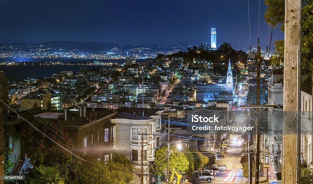 Noche San Francisco de las calles iluminadas de Telegraph Hill, Coit Tower, California - Foto de stock de California libre de derechos