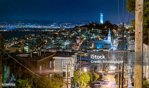 Санфранциско Ночь На Улицах Иллюминация Telegraph Hill Coit Башня Калифорния — стоковые фотографии и другие картинки Калифорния