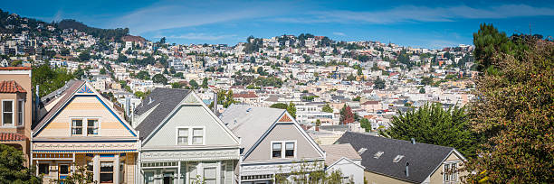 サンフランシスコの絵のように美しい木造住居郊外ハウジングの街並みのパノラマに広がるカリフォルニア - roof row house house san francisco county ストックフォトと画像
