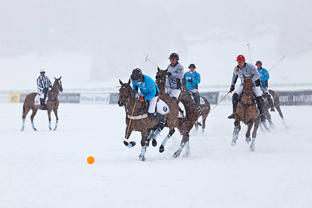 雪のポロ - championship polo snow st moritz ストックフォトと画像